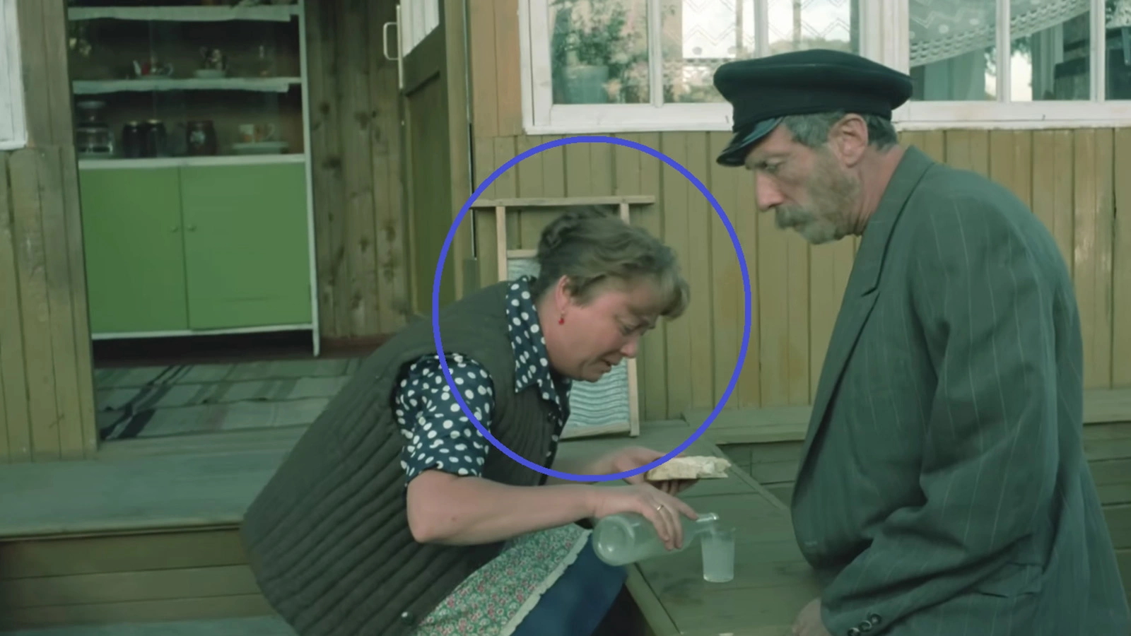 Кадр из фильма «Любовь и голуби» (1984), режиссер Владимир Меньшов