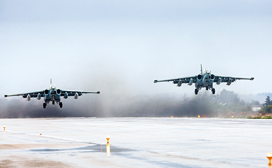 Российские самолеты Су-25 на&nbsp;авиабазе Хмеймим в&nbsp;Сирии. Март 2016 года
