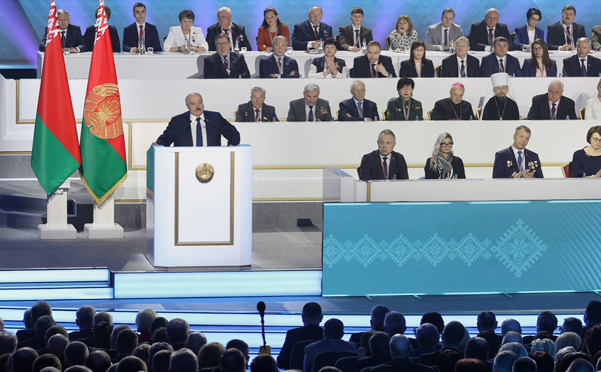Александр Лукашенко (слева на первом плане) во время выступления на VI Всебелорусском народном собрании во Дворце Республики, Минск