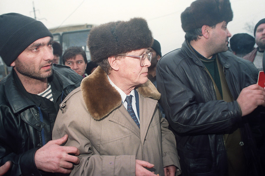 В 1994&ndash;1995 годах Сергей Ковалев был уполномоченным по правам человека в России, в тот&nbsp;же период его назначили заместителем руководителя Временной наблюдательной комиссии по соблюдению прав и свобод граждан в зоне вооруженного конфликта в Чечне (на фото: в центре&nbsp;Ковалев в Грозном в январе 1995 года). Правозащитник выступал за прекращение боевых действий и критиковал действия властей. В марте 1995 года Госдума отстранила его от должности уполномоченного по правам человека.

В январе 1996 года Ковалев также подал в отставку с поста главы президентской комиссии по правам человека, обвинив Бориса Ельцина в отходе от политики демократических реформ и развязывании войны на Северном Кавказе