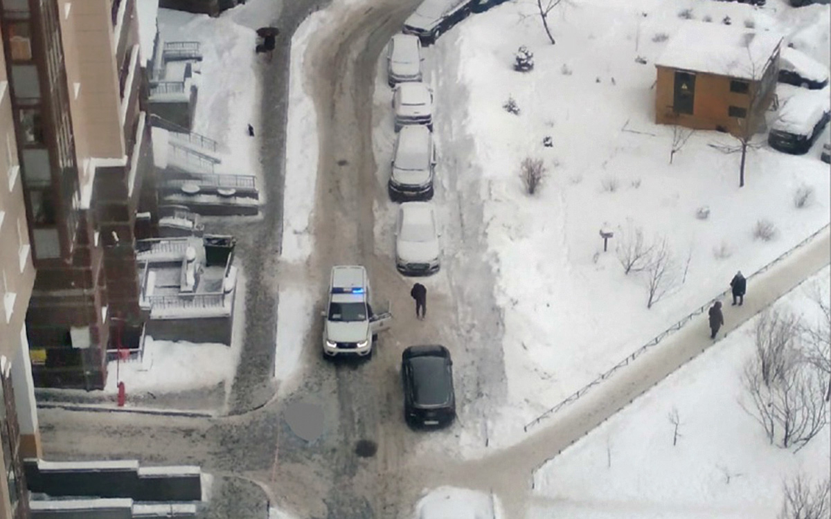 С балкона видны были. Мужчина выпал из окна в Санкт-Петербурге.