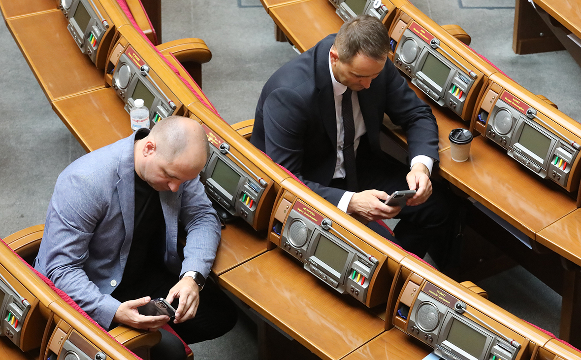 Депутаты от фракции&nbsp;&laquo;Слуга Народа&raquo; во время заседания Верховной Рады в Киеве