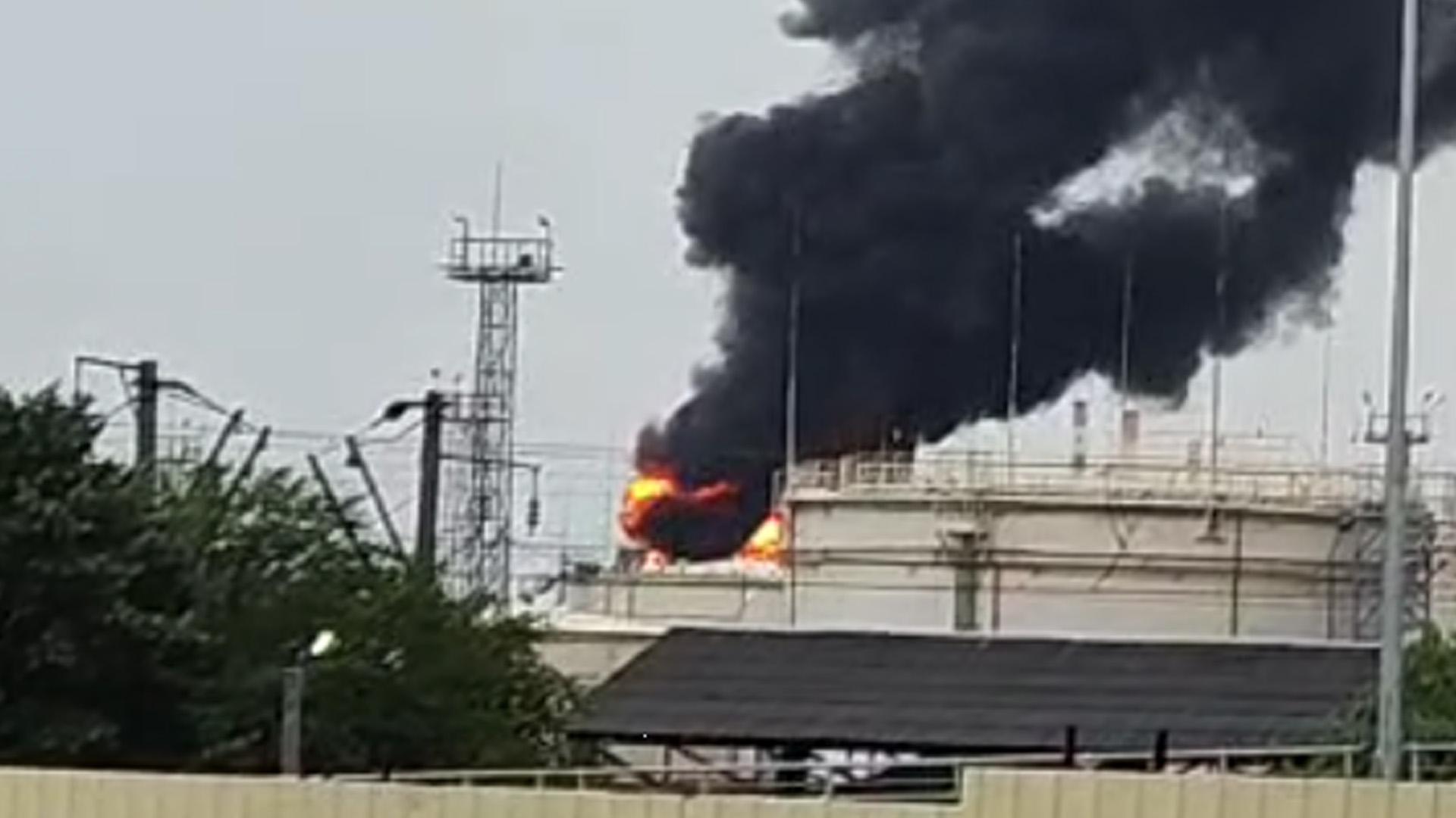 Власти сообщили о пожаре на нефтеперерабатывающем заводе в Краснодаре