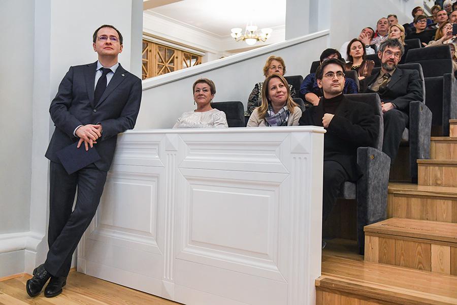 Владимир Мединский перед выступлением симфонического оркестра под руководством дирижера Дмитрия Корчака в концертном зале имени Исидора Зака, открывшемся после реконструкции в Новосибирском театре оперы и балета, 2 декабря 2017 года