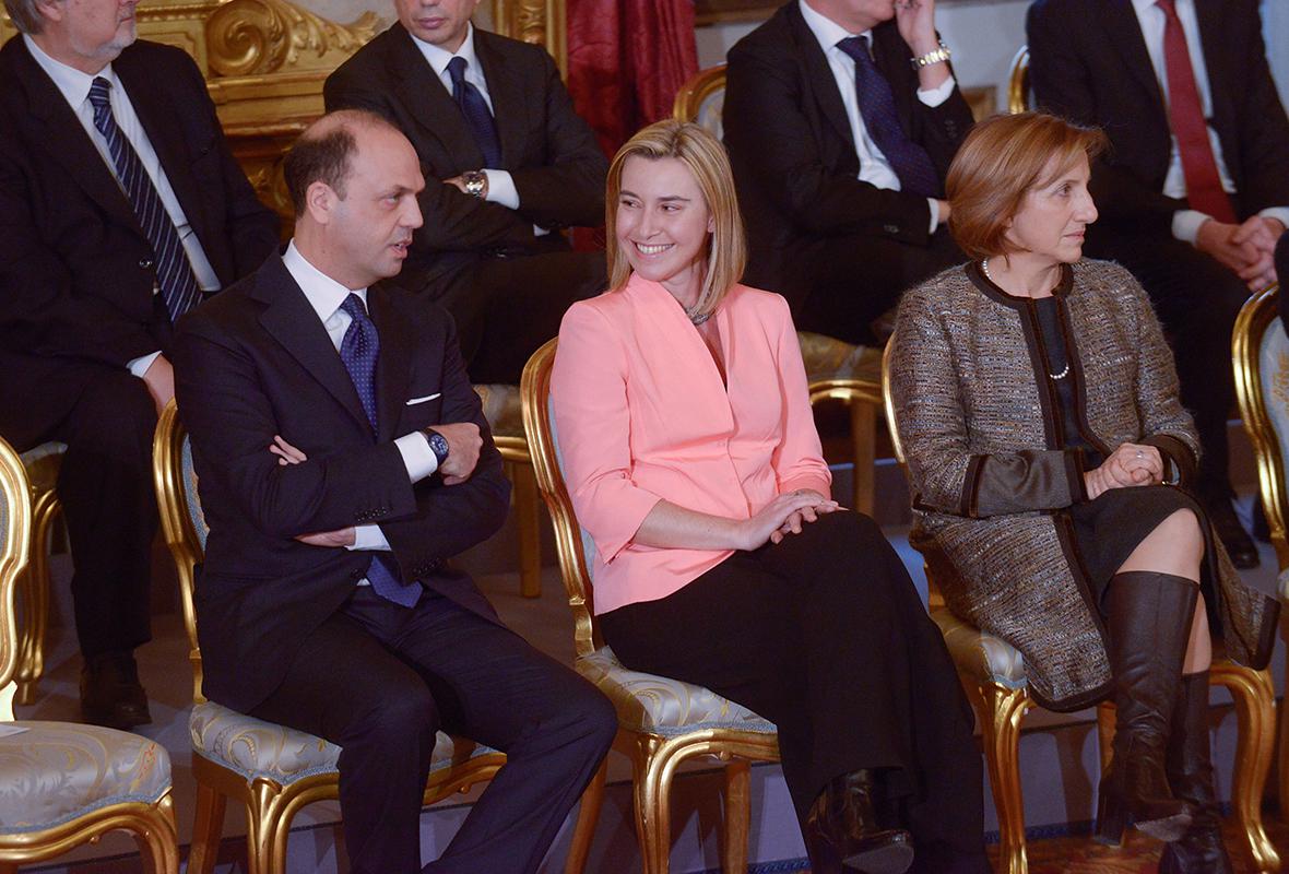 Министр внутренних дел Анджелино Альфано, министр иностранных дел Федерика Могерини и министр региональных дел Мария Кармела Ланцетта&nbsp;(слева направо)