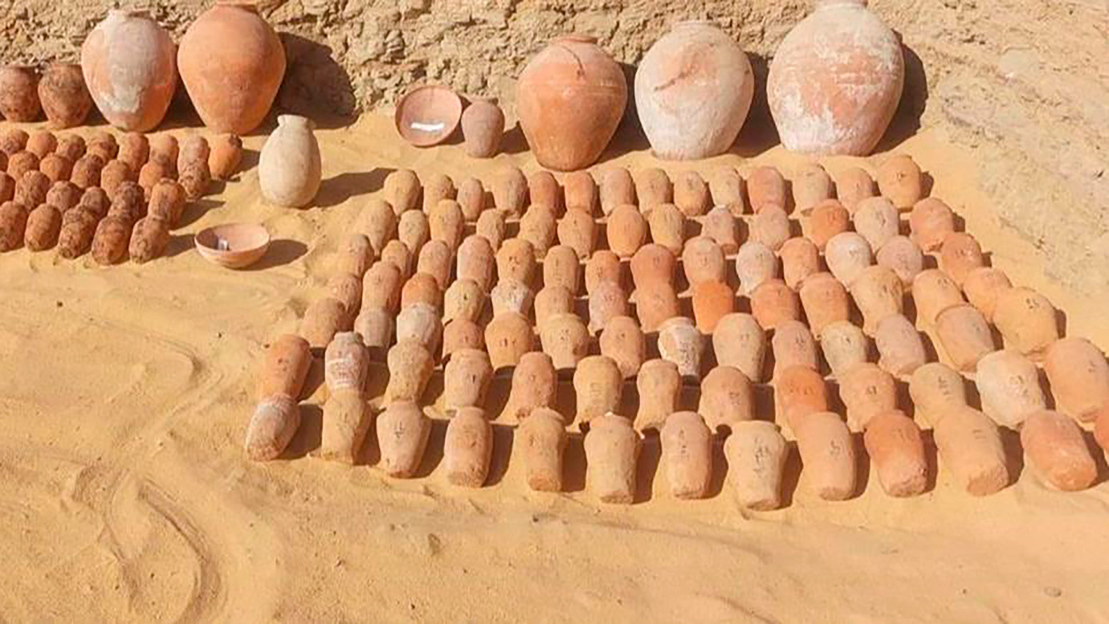 160 глиняных сосудов из гробниц времен Древнего царства