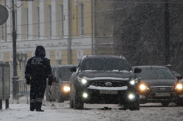 Зима на 10%: власти Москвы просят автомобилистов отказаться от поездок