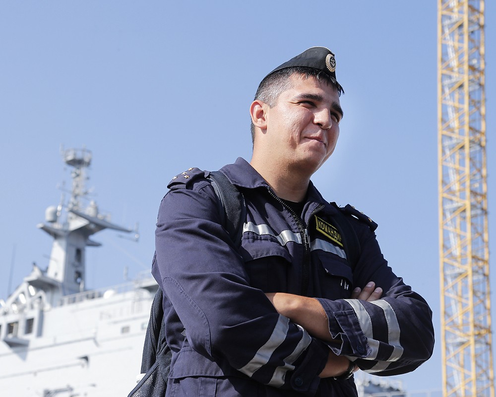 Российский моряк на фоне вертолетоносца Владивосток в порту Сен-Назер