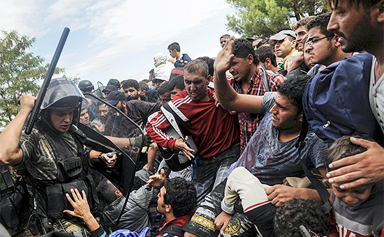 Греческая полиция пытается помешать сирийским беженцам прорваться в Македонию


