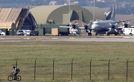 Самолет ВМС США на&nbsp;​авиабазе Инджирлик в&nbsp;Турции, июль 2015 года
