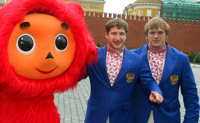 Российские тяжелоатлеты Хаджимурат Аккаев (в центре) и Дмитрий Лапиков (крайний справа)