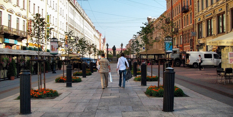 Малая Конюшенная улица&nbsp;&mdash;&nbsp;одна из&nbsp;главных пешеходных улиц в&nbsp;центре Санкт-Петербурга с&nbsp;множеством кафе и&nbsp;магазинов
