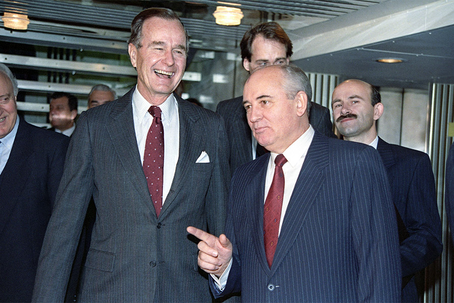 1989 год, начавшийся с вступления в должность нового президента США Джорджа Буша-старшего, стал поворотным в отношениях двух стран. В мире происходили серьезные изменения: в Советском Союзе шла перестройка, начался процесс демократизации восточноевропейских стран, осенью была разрушена Берлинская стена.

Буш (на фото слева) и Горбачев впервые встретились 2 декабря 1989 года на саммите на Мальте. По его итогам лидеры двух стран сделали заявления, которые&nbsp;многими были расценены как окончание холодной войны: советская сторона пообещала не вмешиваться в процессы, происходящие в Прибалтике и Восточной Европе, а также дала принципиальное согласие на объединение Западной и Восточной Германии.
