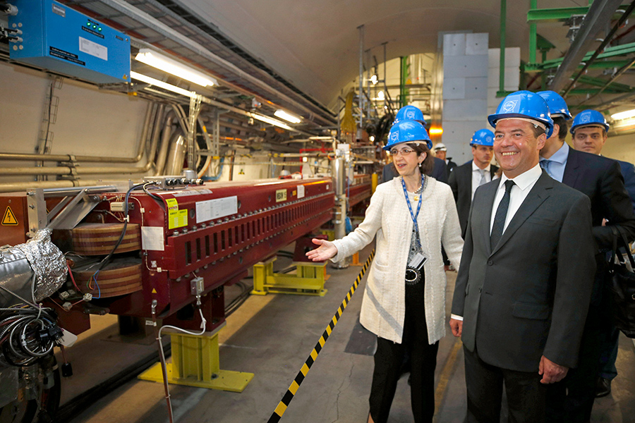 Генеральный директор Европейского центра ядерных исследований Фабиола Джанотти и Дмитрий Медведев