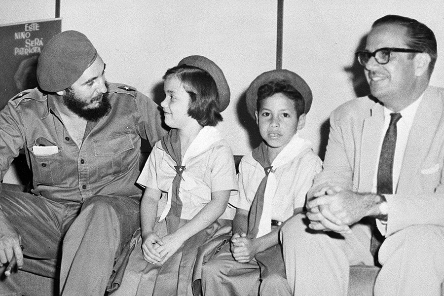 Премьер-министр Кубы Фидель Кастро (слева) и президент Кубы Освальдо Дортикос (справа) с двумя первыми членами недавно организованного Союза пионеров-повстанцев для детей от семи до 13 лет в Гаване, 4 апреля 1961 года

Пионерское движение охватывало не только СССР, но и другие коммунистические страны. Например, на Кубе пионерская организация на государственном уровне существует с начала 1960-х годов