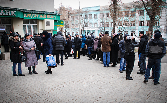 Горожане стоят в очереди в главное отделение "Ощадбанка" в Донецке