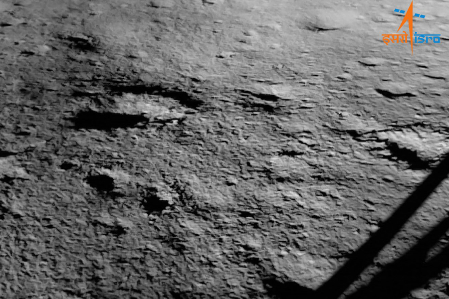 В день посадки индийская станция передала первые снимки с поверхности Луны, в том числе фото места, где сел аппарат. &laquo;Видна также нога [аппарата] и тень от нее. &laquo;Чандраян-3&raquo; выбрал относительно плоский участок лунной поверхности&raquo;,&nbsp;&mdash; отметили в ISRO