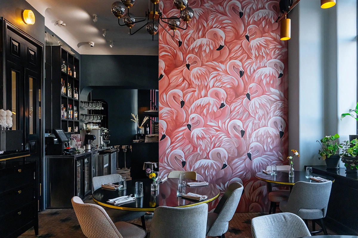 Charlie — заведение в Петербурге старинное и давно себя зарекомендовавшее, открылось оно еще в 2015 году