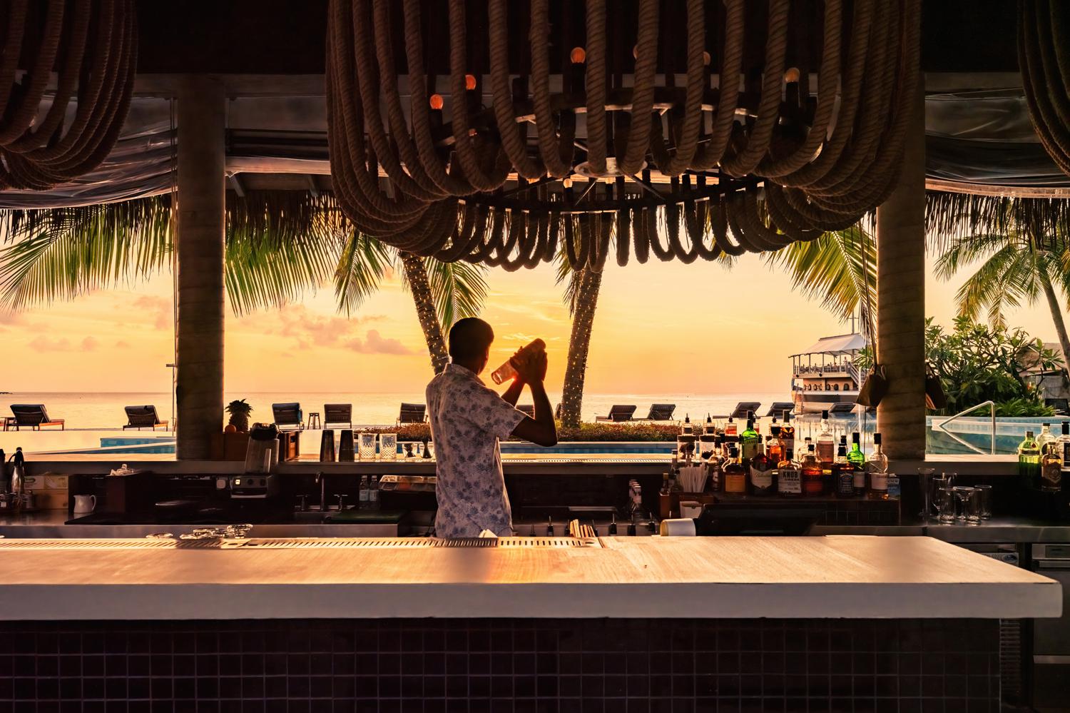 Бар у бассейна