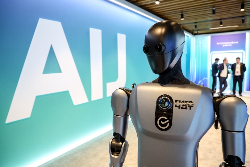 Антропоморфный робот с внедренной нейросетью &laquo;Сбера&raquo; GigaChat на 10-й международной конференции &laquo;AI Journey: путешествие в мир искусственного интеллекта&raquo; в штаб-квартире &laquo;Сбера&raquo;