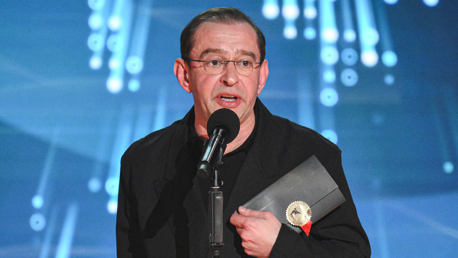 Лауреат 39-й национальной премии кинематографических искусств «Ника» в номинации «Лучшая мужская роль», актер фильма «Здесь был Юра» Константин Хабенский