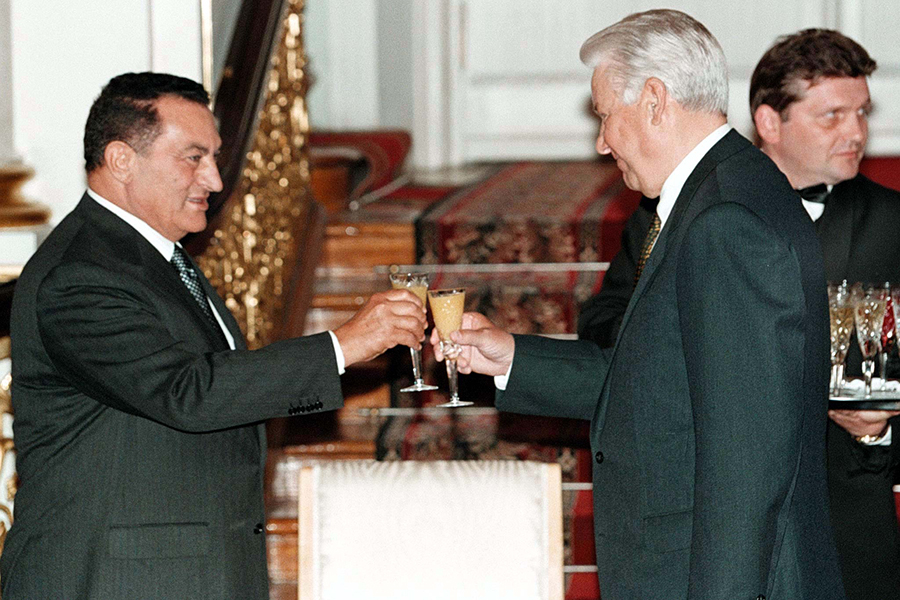 В 1989 и 1993 годах Хосни Мубарак был избран председателем Организации африканского единства. Кроме того, ему удалось восстановить дипломатические отношения со всеми арабскими странами. В 1989 году он добился восстановления членства Египта в Лиге арабских государств (ЛАГ), откуда страна была исключена из-за заключения мирного договора с Израилем.

На фото:  президент России Борис Ельцин (справа) и Хосни Мубарак на встрече по случаю урегулирования ситуации на Ближнем Востоке, 1995 год

