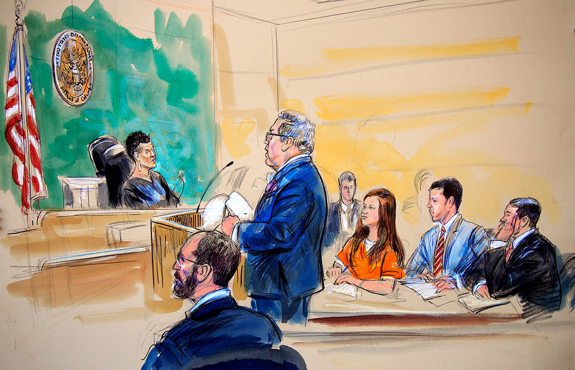 Роберт Дрисколл&nbsp;(в центре) и&nbsp;Мария Бутина (третья справа) изображены на зарисовке из зала суда. 18 июля 2018 года&nbsp;