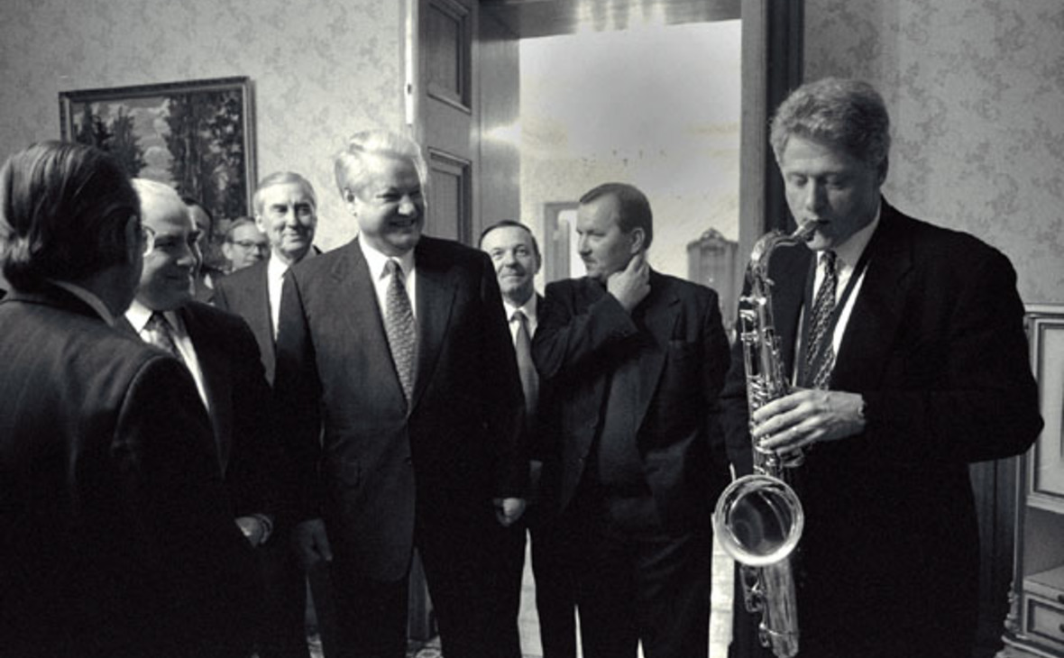 Билл Клинтон (на фото справа, с саксофоном), прослуживший президентом Соединенных Штатов с 1993 по 2001 год