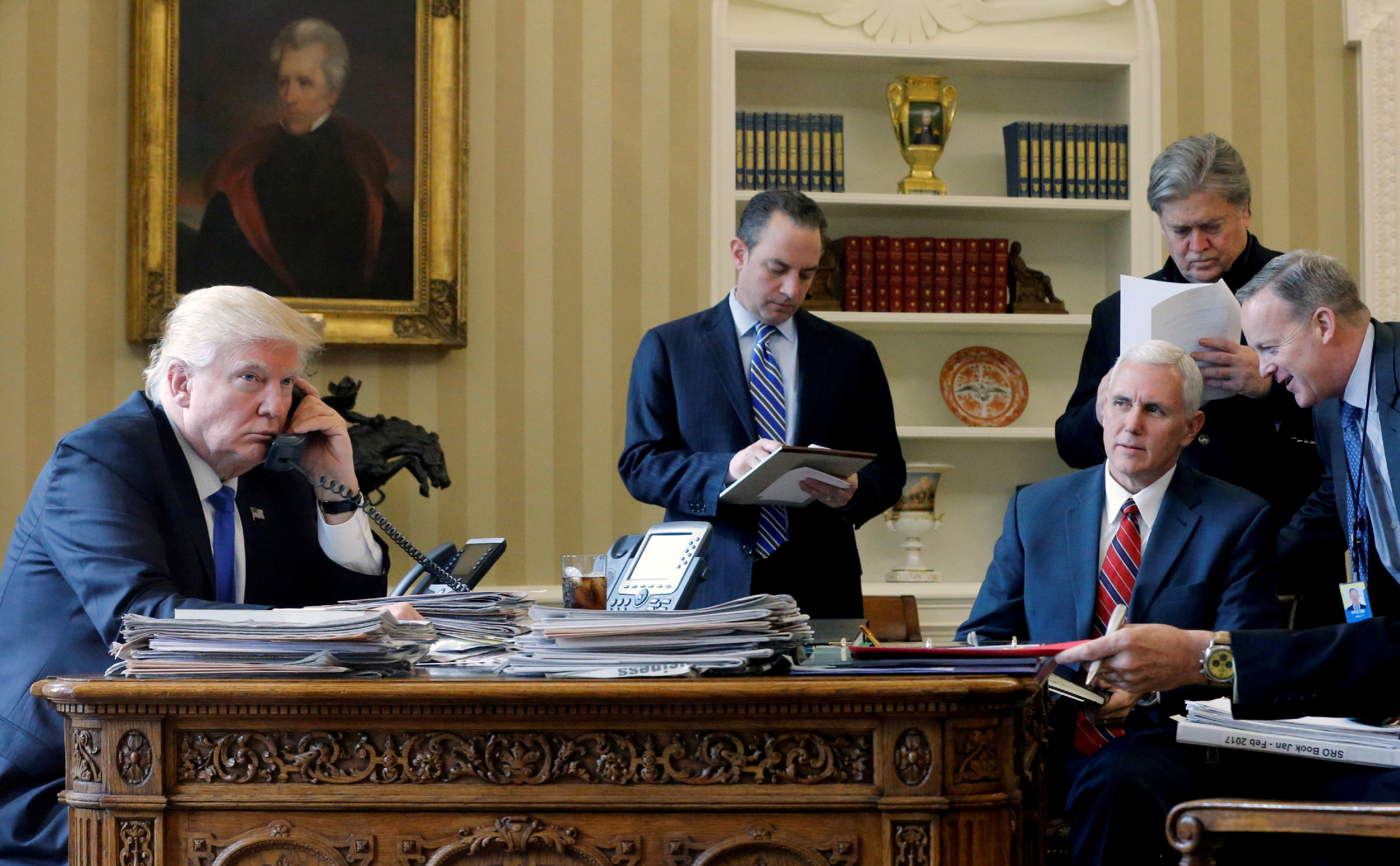 Дональд Трамп во время первого разговора по телефону с Владимиром Путиным 27 января 2017 года