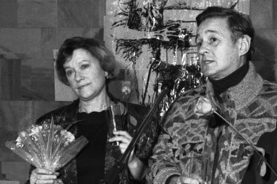 На фото: Валентина Талызина и Роман Виктюк во время выступления на открытии Центра в Доме актера в Москве, 31 января 1994 года.
В ГИТИСе Талызина познакомилась Романом Виктюком. «Наши отношения с Ромой продолжились и после ГИТИСа. Он пришел в Театр имени Моссовета и начал ставить спектакль «Вечерний свет». В то время казалось, что мы так и будем с ним идти рука об руку, но все сложилось, конечно, иначе. Если бы в тот момент мне сказали, что я сброшу своего кумира со столь любовно воздвигнутого моими руками пьедестала, я бы никогда не поверила. Но случилось именно так. Когда я снималась у Сергея Бодрова в картине «Непрофессионалы», мне очень хотелось познакомить его с Виктюком. Думала, двум талантливым, но таким разным режиссерам будет о чем поговорить. Пригласила их в гости, все приготовила, накрыла стол. Приехал Бодров, а Роман Григорьевич не пришел. Стал знаменитым...» — писала актриса в мемуарах.