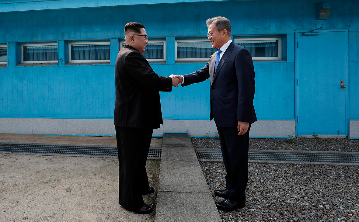 Ким Чен Ын (слева) и президент Южной Кореи Мун Чжэ Ин (справа)