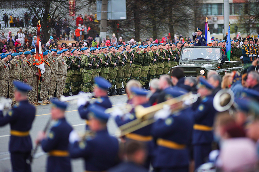 На фото:  военнослужащие парадных расчетов во время парада, Иваново