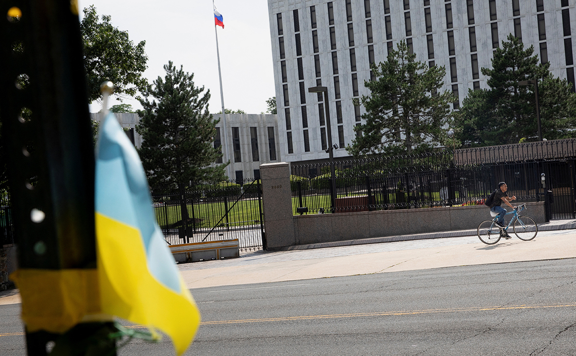Вид на здание посольства России в США