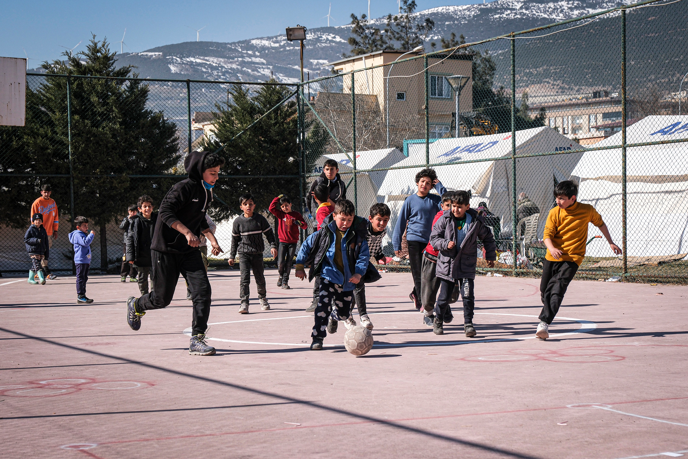 Дети играют в футбол в лагере, организованном Управлением по чрезвычайным ситуациям (AFAD) в турецком городе Нурдагы