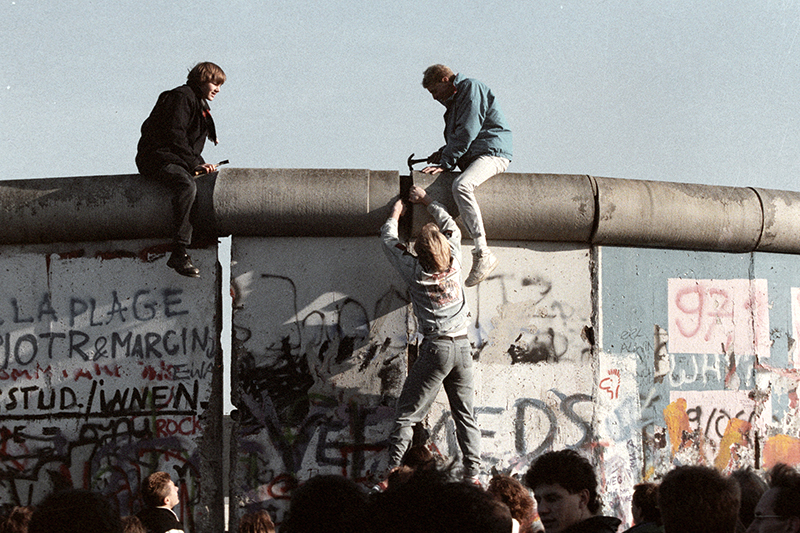 Жители Западного и Восточного Берлина ломали Берлинскую стену на протяжении еще долгого времени после 9 ноября 1989 года.