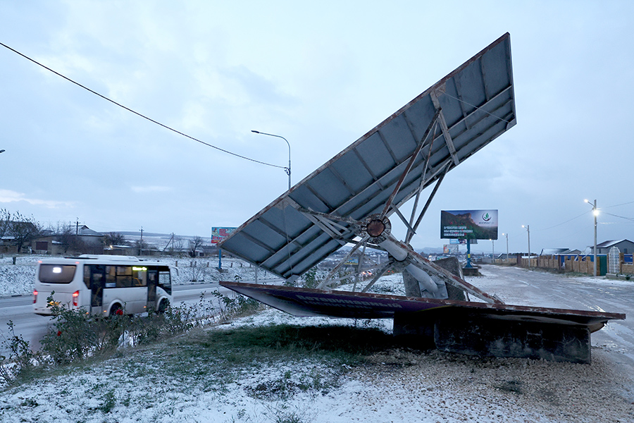 Упавший рекламный щит на трассе Симферополь&nbsp;&mdash; Севастополь в Крыму.

Скорость ветра в Крыму достигала 40 м/с