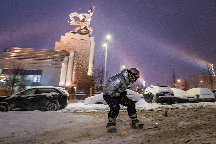 ВДНХ, Москва, 3 декабря

3 декабря на Москву обрушился сильный снегопад. На Новорижском шоссе из-за непогоды произошло массовое ДТП с участием 20 машин. В ночь на 4 декабря московские аэропорты отменили или задержали более 50 рейсов.