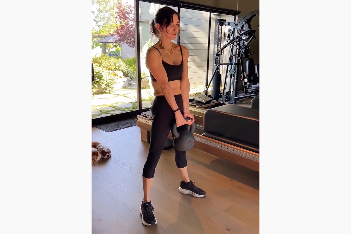 Актриса Кортни Кокс демонстрирует упражнение с гантелью