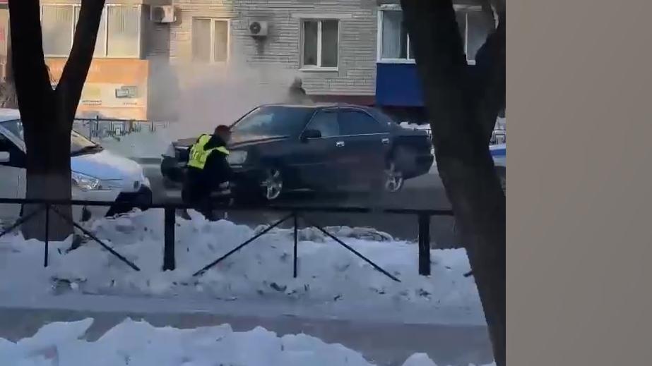 В Благовещенске водитель попытался уйти от погони и протаранил машину ДПС