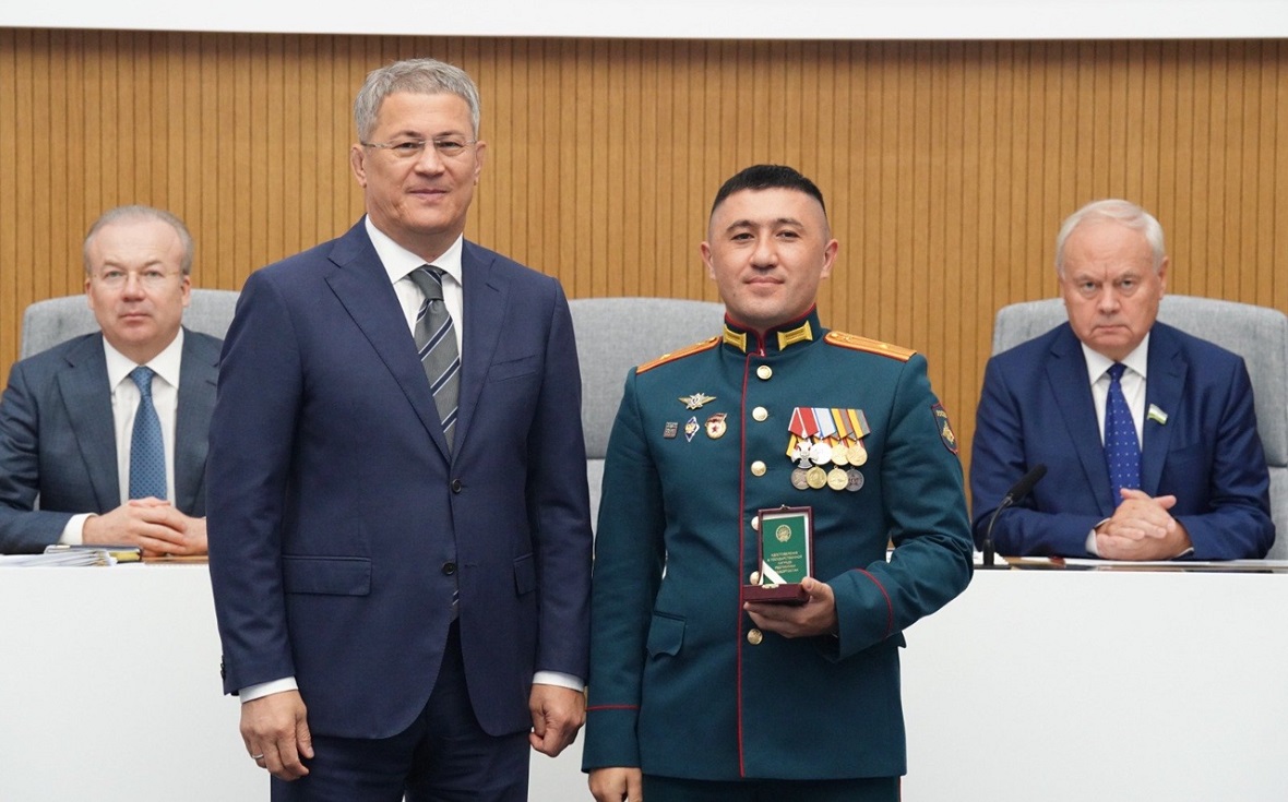 Радий Хабиров вручет Оскару Ситдикову орден Шаймуратова, июль 2024 года.