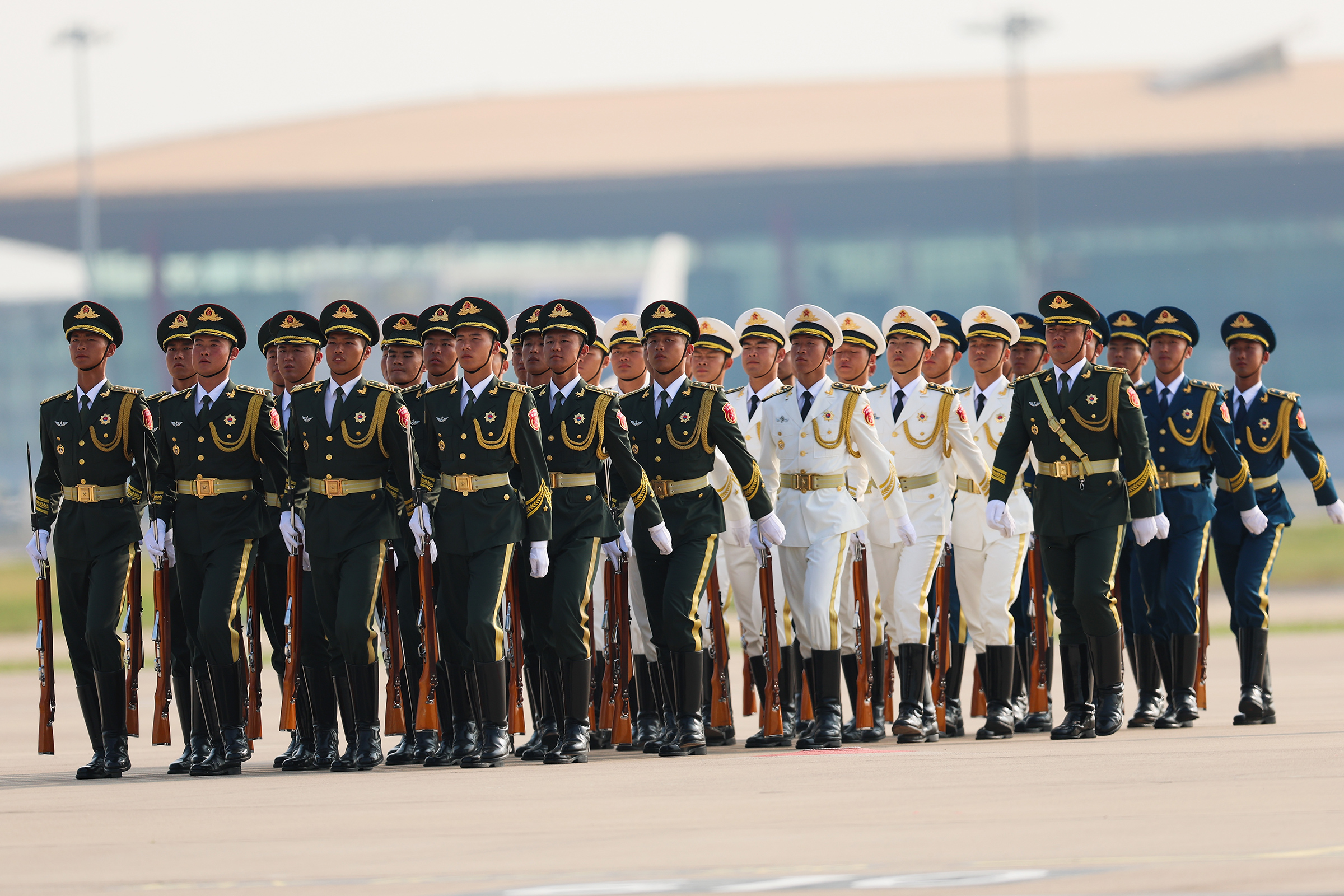 Почетный караул встречает сербского президента Александра Вучича.
