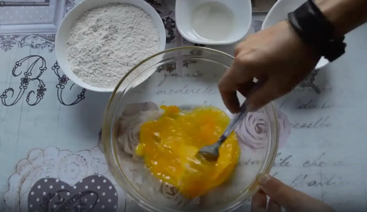 Смешайте яйца с солью