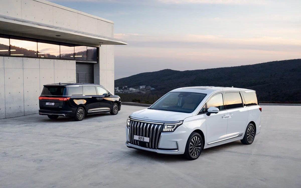 Пока машина доступна лишь в двух цветовых исполнениях. Но в ближайшее время появятся дополнительные оттенки