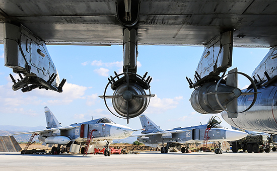Российские фронтовые бомбардировщики Су-24М на аэродроме Хмеймим перед вылетом на боевое задание