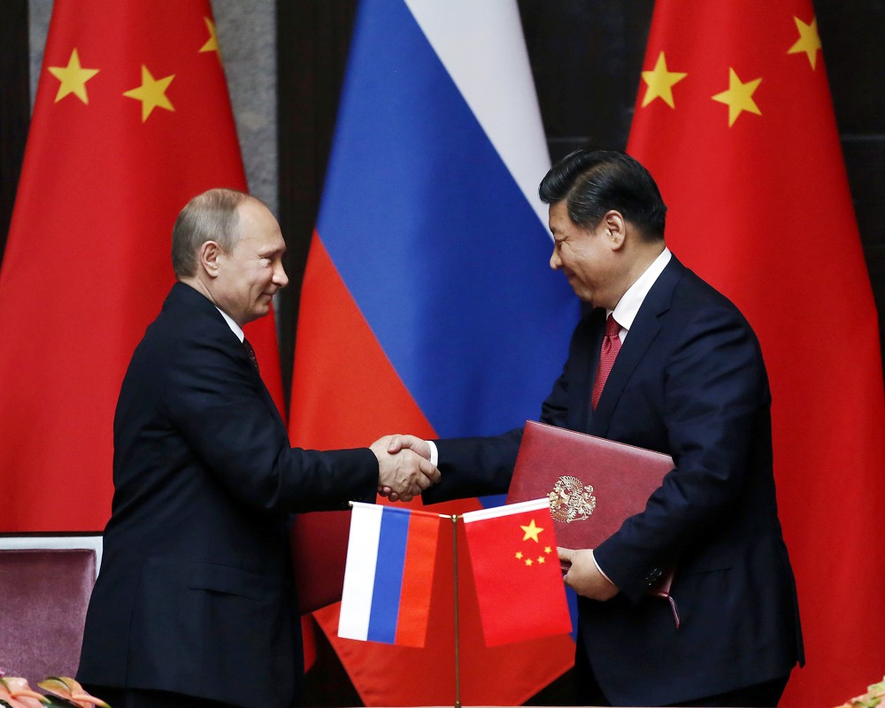 Владимир Путина (слева) и председатель КНР Си Цзиньпин (справа) 