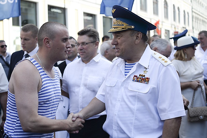 Командущий ВДВ Владимир Шаманов (справа) приветствует участника крестного хода от храма Илии Пророка до Лобного места на Красной площади. 