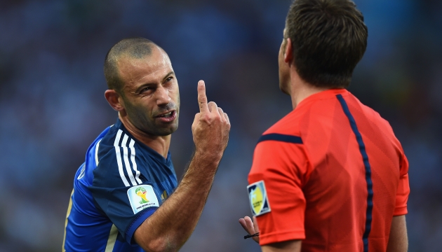 Маскерано показывает Риццоли не тот палец, за который могут дать красную карточку.