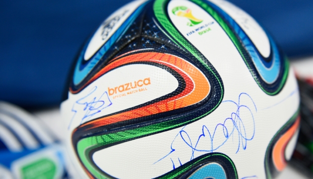 Автографы игроков на мяче во время портретной сессии официального чемпионата мира по футболу 2014. 9 июня 2014 в Сан-Паулу, Бразилия. (Фото Dennis Громбковски - FIFA / ФИФА через Getty Images)