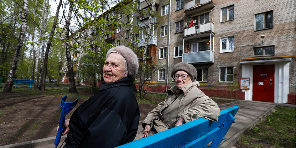 Останкинский район, 1-й&nbsp;Рижский переулок. Пожилые женщины у подъезда жилого дома, попавшего в перечень для голосования по включению в проект программы реновации жилья