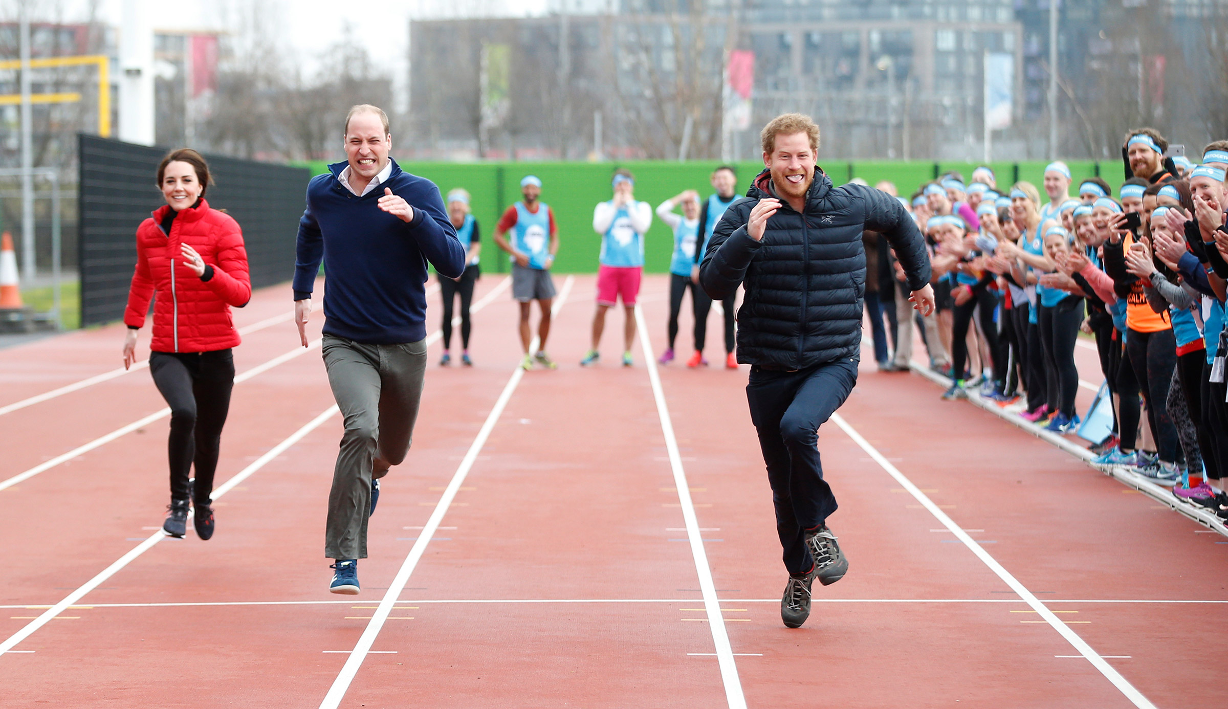 Февраль. Герцогиня Кембриджская Кейт, принц Уильям и принц Гарри (слева направо) на тренировке перед Лондонским марафоном
